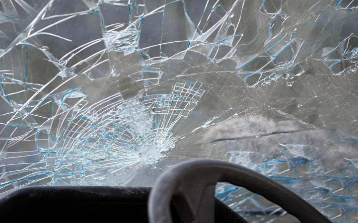 Meghalt a Vaszar és Gecse között villanyoszlopnak ütközött autó utasa