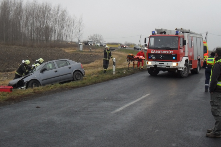 Árokba borult egy autó Nyárádnál, két súlyos sérült