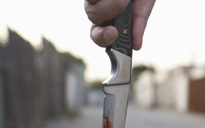 Késsel támadt a rendőrökre