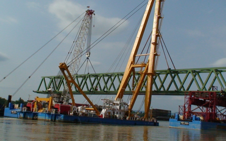 Elindult Közép-Európa legnagyobb teherbírású úszódaruja a Hableányhoz