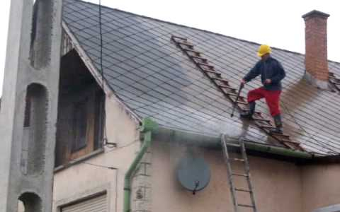 Mélyaltatásban fekszik a tetőről leesett pápai férfi