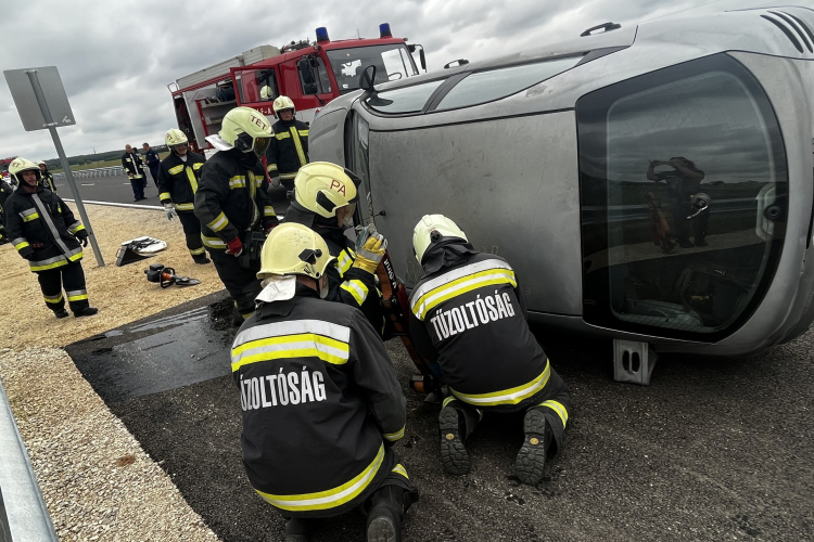 Még meg sem nyílt az új 83-as, de a tűzoltóknak már volt dolguk az úton