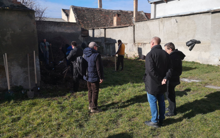 Megkezdődtek a régészeti próbafeltárások a Fő téri házak udvarain