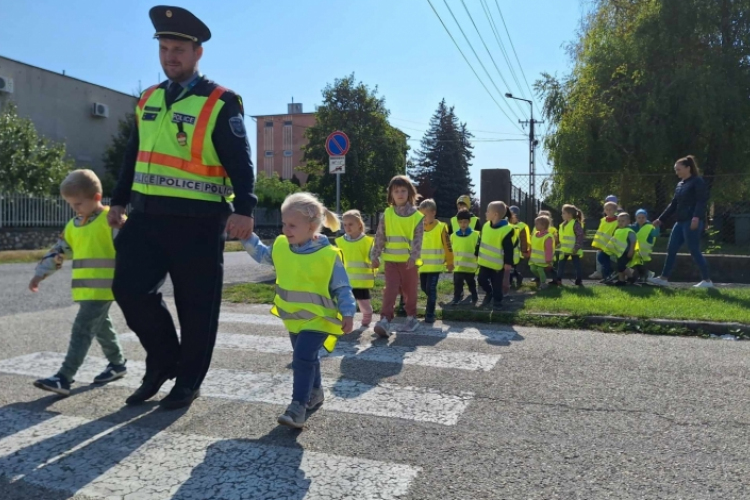 A biztonságos közlekedésről tanultak a pápai ovisok