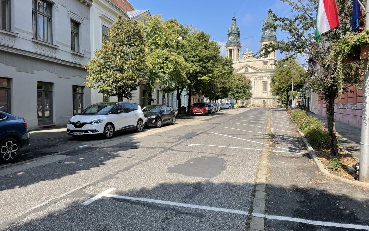 10 év után újra autók szelhetik át a Fő teret, a Fő utca felé!
