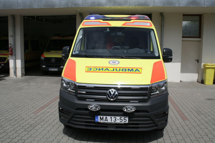Új mentőautót kapott a Pápai Mentőállomás