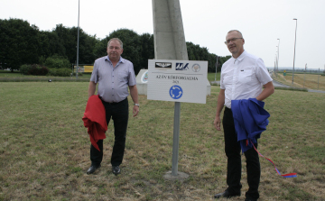 Tábla jelzi az Év Körforgalmát!