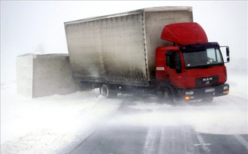 Havazás - Felborult teherautó miatt lezárás a 83-ason
