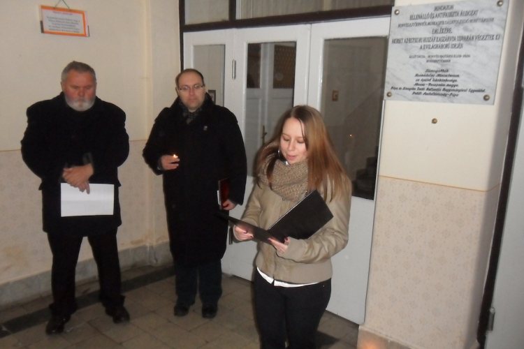 Mécsest gyújtott a Petőfi Asztaltársaság a holokauszt-emléknapon