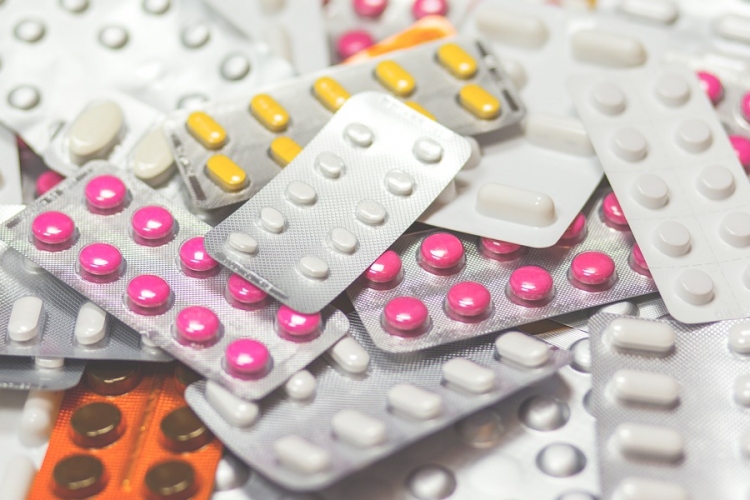 A kormány megtiltotta egy, a koronavírus-betegek gyógyításához használt gyógyszeralapanyag kivitelét 
