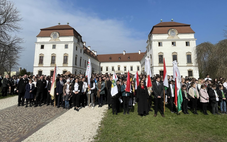 1500 diák szavalta el együtt a Nemzeti Dalt Pápán