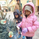 Óvodások karácsonyfa díszítése a belvárosban