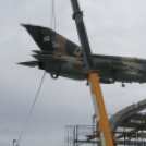 MiG-21 Emlékmű - Pápa - A gép emelése