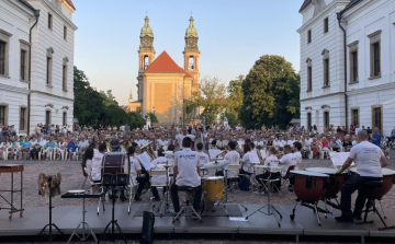 Pénteken is megtelt az Esterházy-kastély udvara