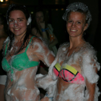 Éjszakai Fürdőzés a pápai Várkertfürdőben