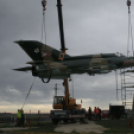 MiG-21 Emlékmű - Pápa - A gép emelése