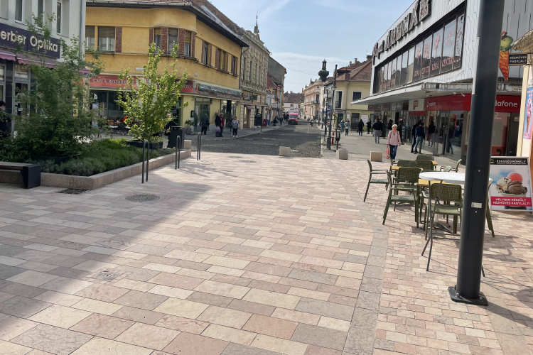 Meg kell bontani a Kossuth utca új burkolatát