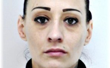 A képen látható nő magára hagyott egy 14 hónapos babát az utcán