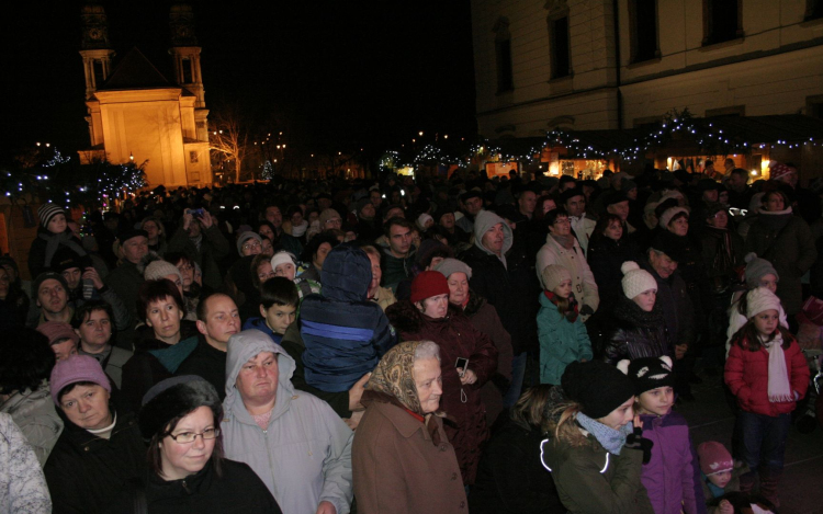 A negyedik gyertya is ég az adventi koszorún