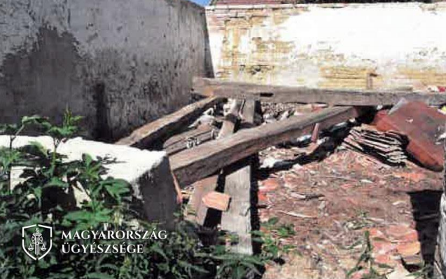 Beköltözött egy lakatlan ingatlanba, elkezdte bontani, majd eladta az építőanyagok egy részét