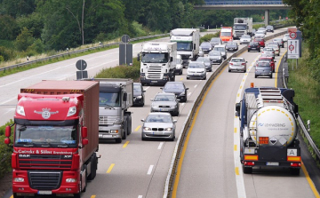 Szerdától három hétig burkolatot javítanak az M1-M7 autópályák szétválási csomópontjánál