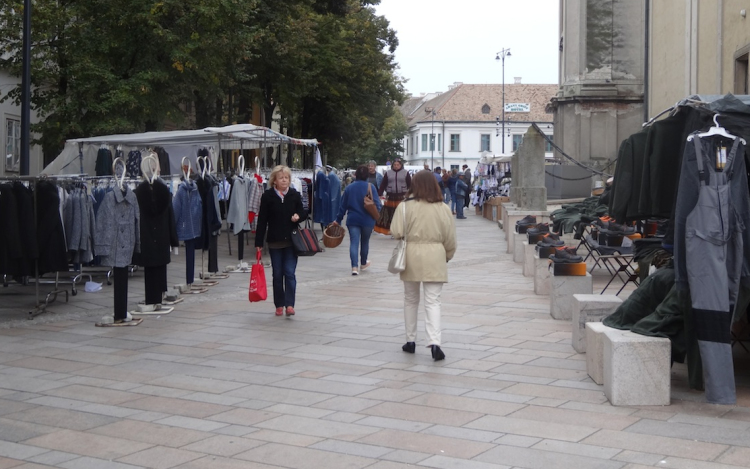 A vártnál szerényebben indult a vásár az első teljes piacnapon