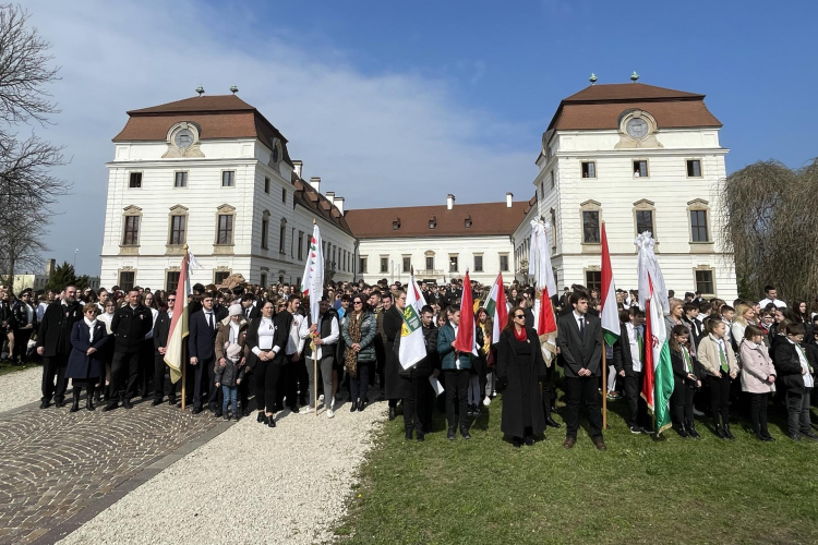 1500 diák szavalta el együtt a Nemzeti Dalt Pápán
