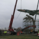 MiG-21 Emlékmű - Pápa - A gép emelése