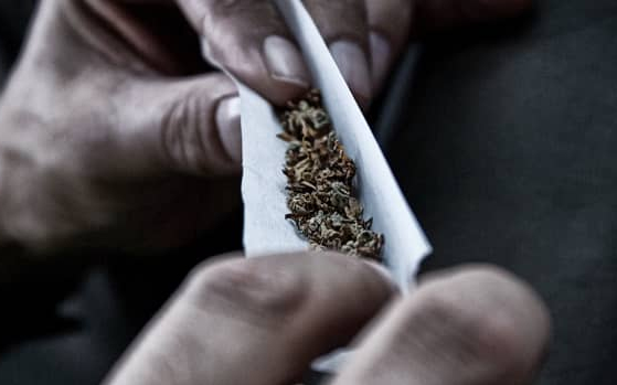 Kábítószer birtoklása és fogyasztása miatt nyomoztak a férfi ellen 