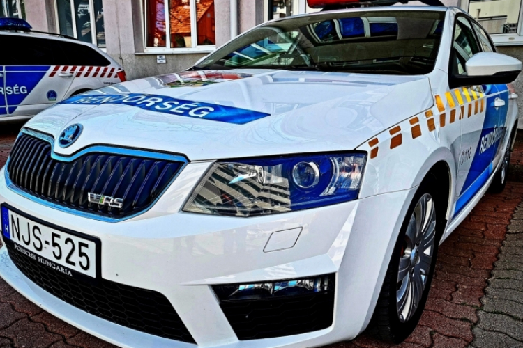 Ismét egy megkülönböztető jelzéseit használó rendőrautót ért baleset Pápánál
