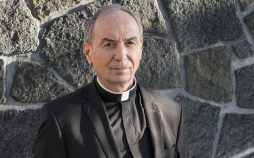 A Pápa segítségével távolítanák el a hívek a veszprémi érseket