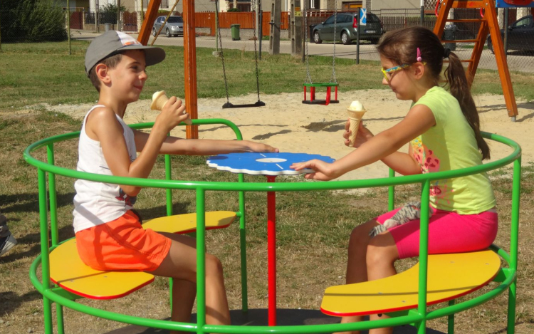 Összefogtak - Megújult az erzsébetvárosiak játszótere is