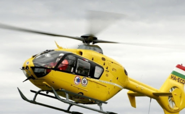 Balesetet szenvedett egy férfi az egyik pápai gyár területén, mentőhelikopter szállította el