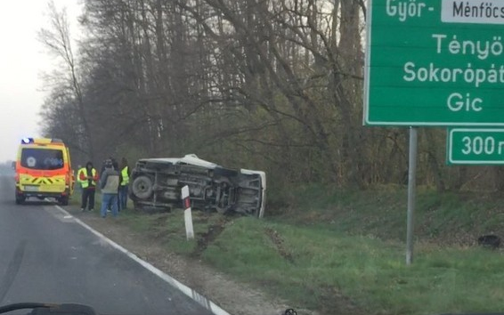 A vétlen autósok kerültek az árokba a 83-ason