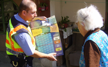 Időseket látogattak