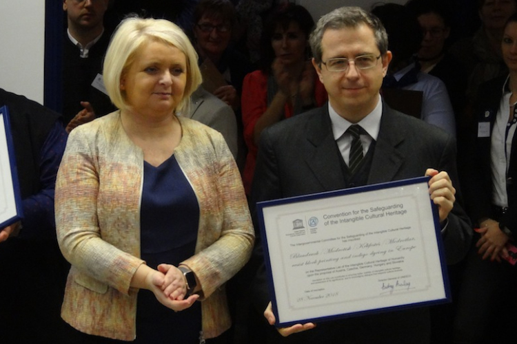 Átadták az UNESCO dokumentumot a pápai Kékfestő Múzeumban