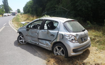 Óriási szerencse, hogy épp nem várakozott senki a buszmegállóban, amikor az autó becsapódott