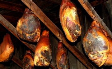 Sonkát, szalonnát és füstült csülköt lopott a padlásról