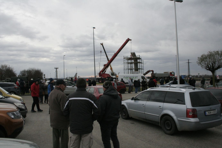 MiG-21 Emlékmű - Pápa - A gép emelése