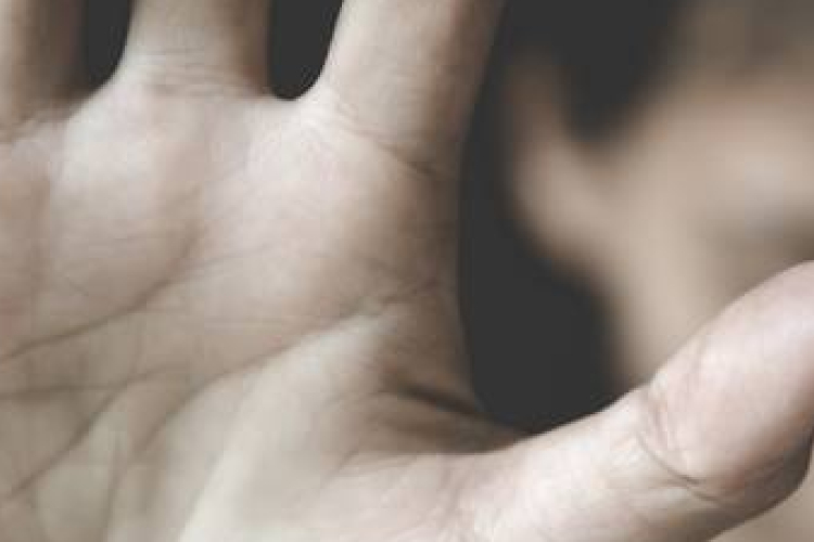 Azért bántalmazta kiskorú gyermekét, mert nem akarta beadatni magának a Covid vakcinát