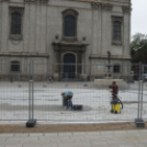 Fugáznak, aszfaltoznak, építik a színpadot a Fő téren