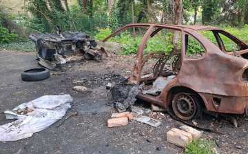 Péntek esti pápai szürreál: Valaki elkezdte szétflexelni az egykori Platán Szálló előtti autóroncsot