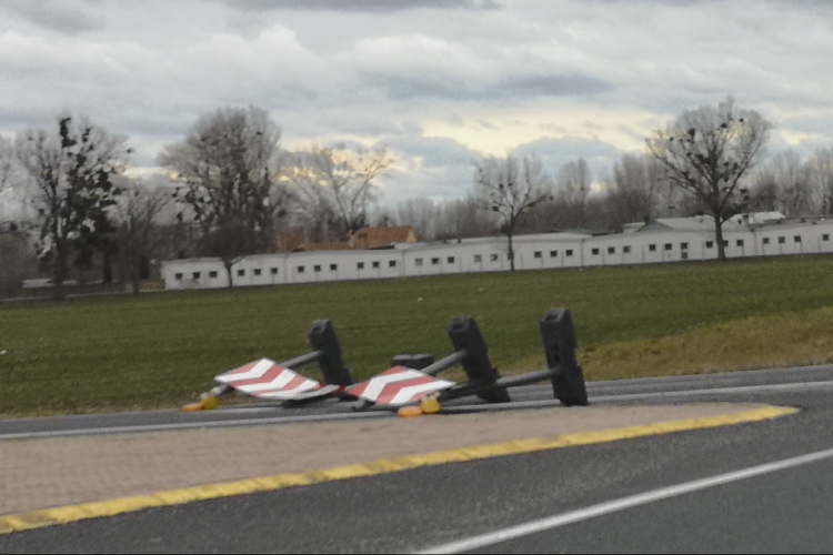 Viharos szél: Elektromos vezetékre és autóra dőlt egy fa Nemesszalókon 