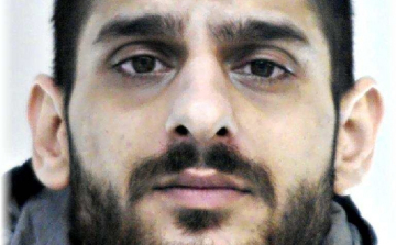 Ügyvédnek adta ki magát a képen látható férfi, keresi a rendőrség