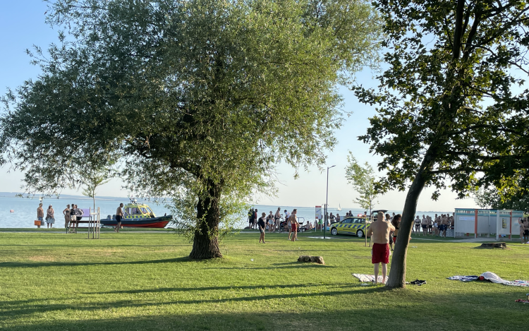 Rosszul lett egy idős férfi a Balatonban