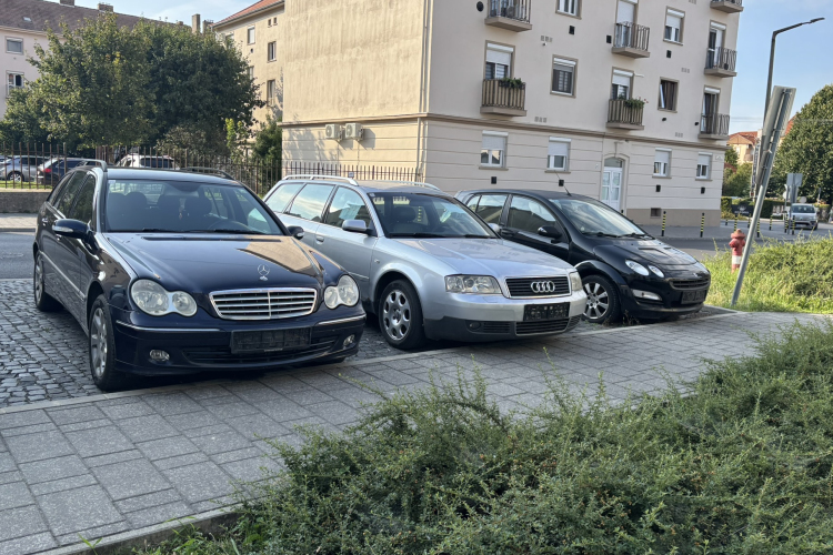 Rendszám nélkül, közterületen