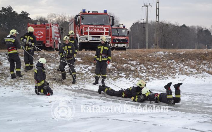 Bajba jutott a tó jegén