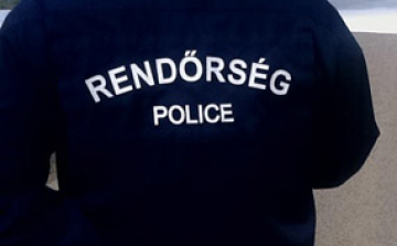 Szórakozóhelyen lopott