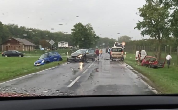 Több autó és egy autóbusz ütközött össze a 83-ason!