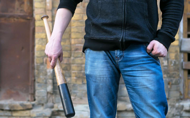 Baseballütővel fenyegette meg a szomszédját